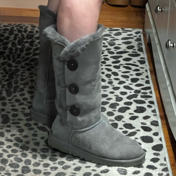 Tall Three Button Wrap Bailey UGG Boots 🩶 - Picture 11 of 13